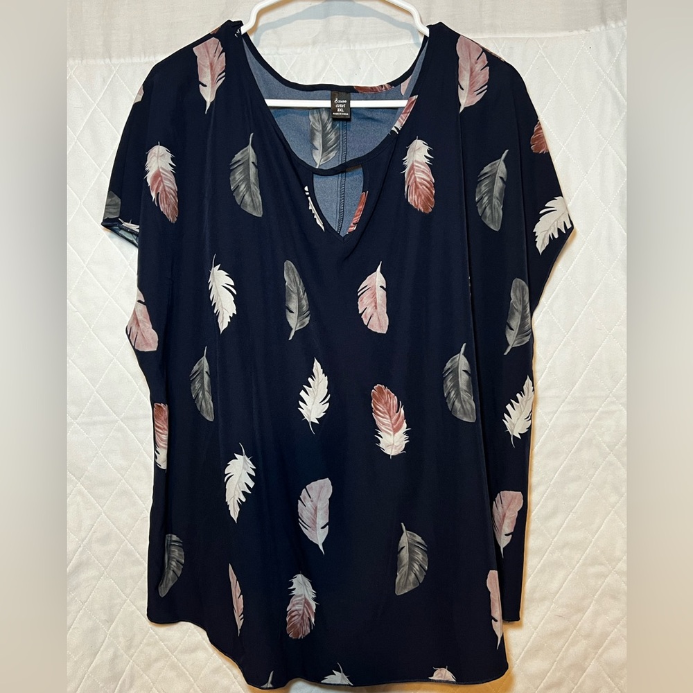 NWOT blue top with feather print, fits 18W